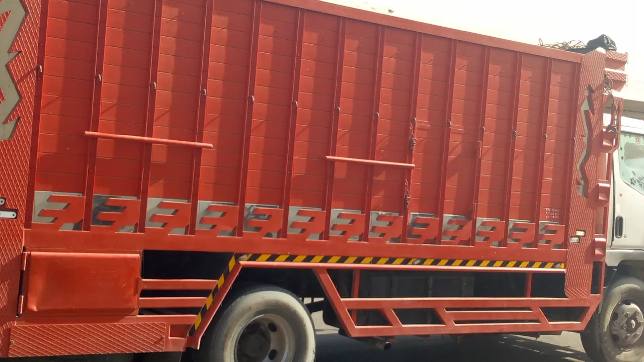 Camion de marchandises orange au marché de gros de fruits et légumes d'Inezgane, près d'Agadir