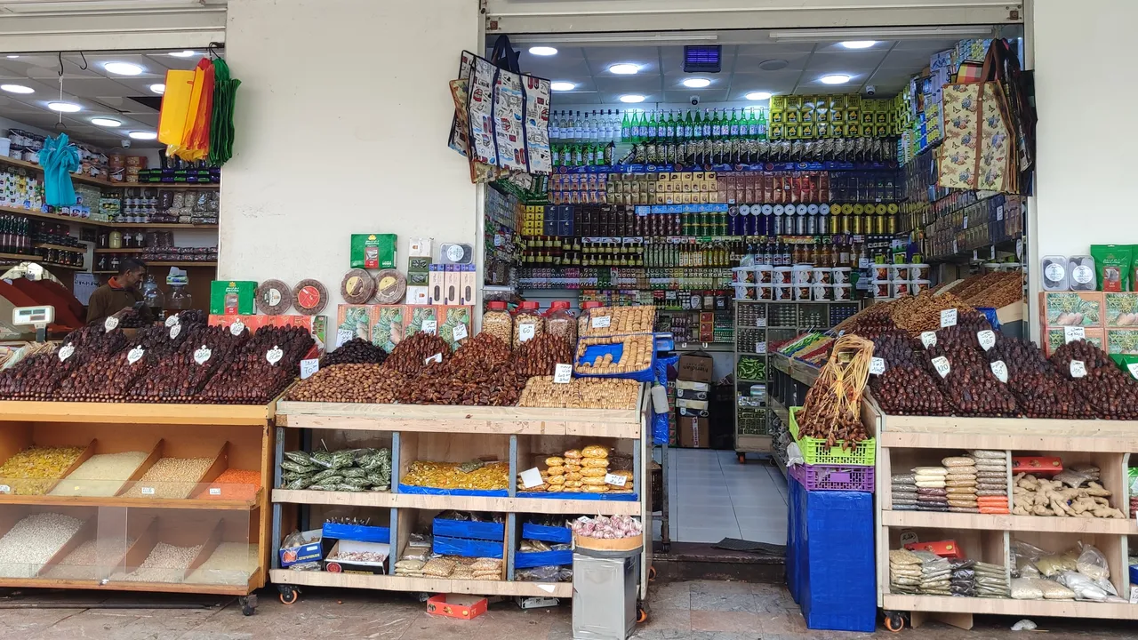 Devanture d'une épicerie de la médina de Rabat avec dattes, fruits secs et produits en rayon étiquetés