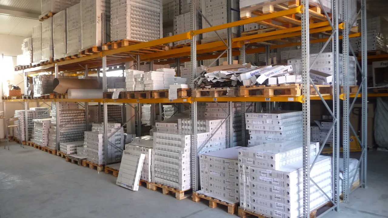 Rayonnages d'entrepôt chargés de marchandises emballées sur palettes