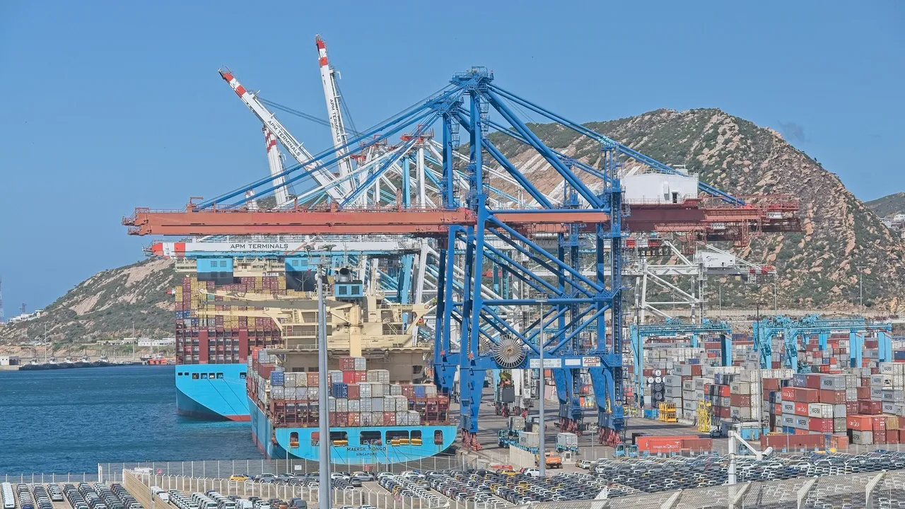 Porte-conteneurs à quai sous les portiques du port de Tanger Med, près de Tanger