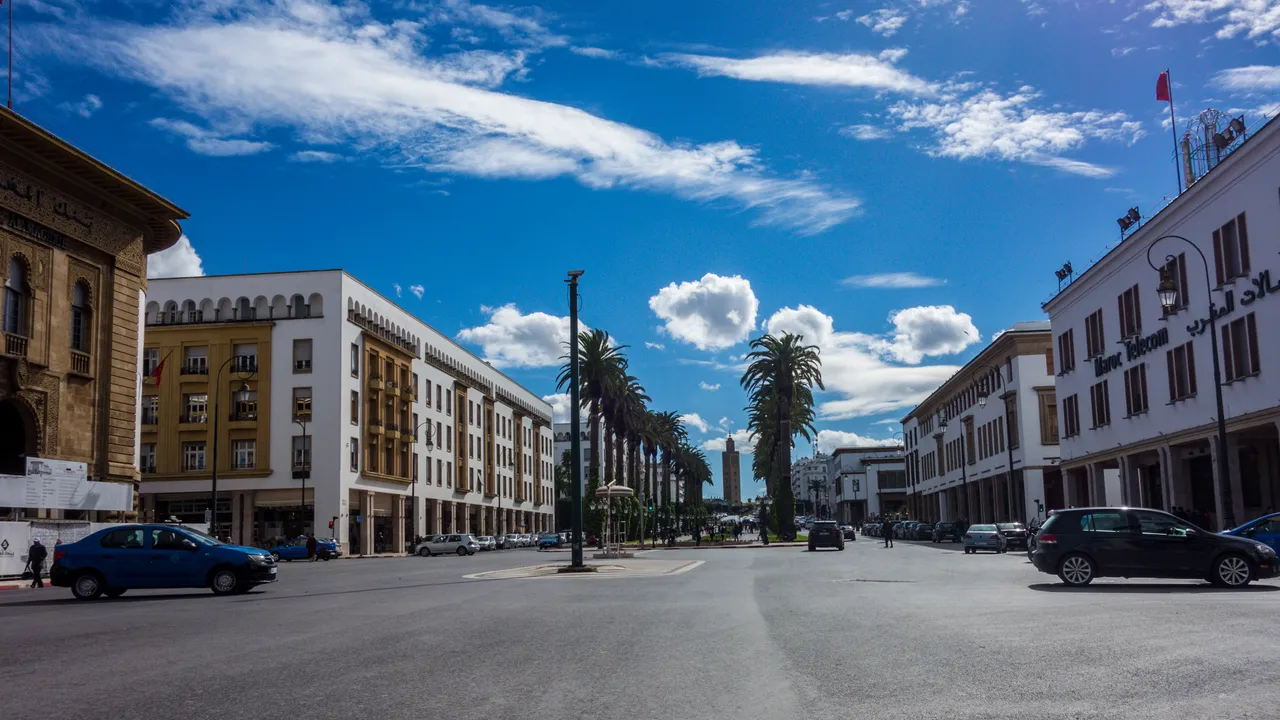 Avenue Mohammed V à Rabat, bordée de bâtiments administratifs de l'époque du protectorat